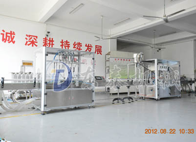 密排定位農(nóng)藥液體灌裝機(jī)